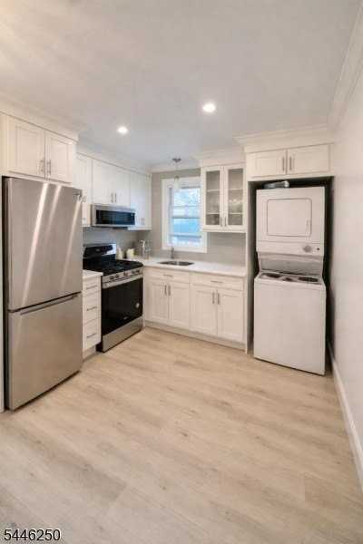 186 Christie Ave - Photo 2 of 8
