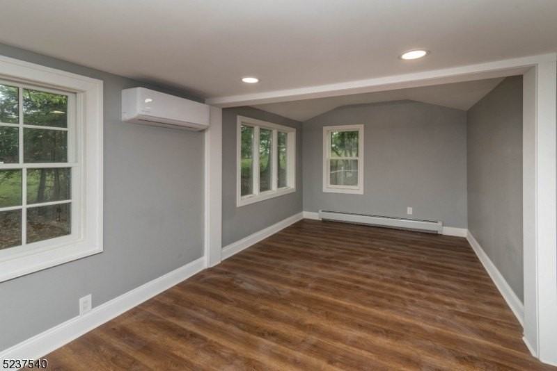 496 Manchester Ave - Photo 3 of 24