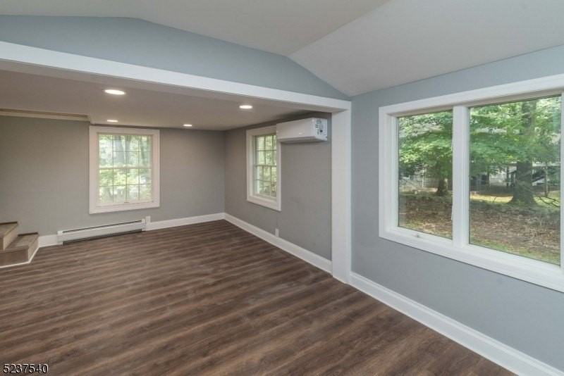 496 Manchester Ave - Photo 4 of 24