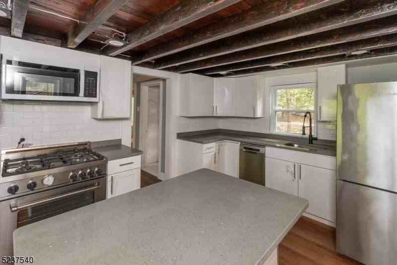 496 Manchester Ave - Photo 5 of 24