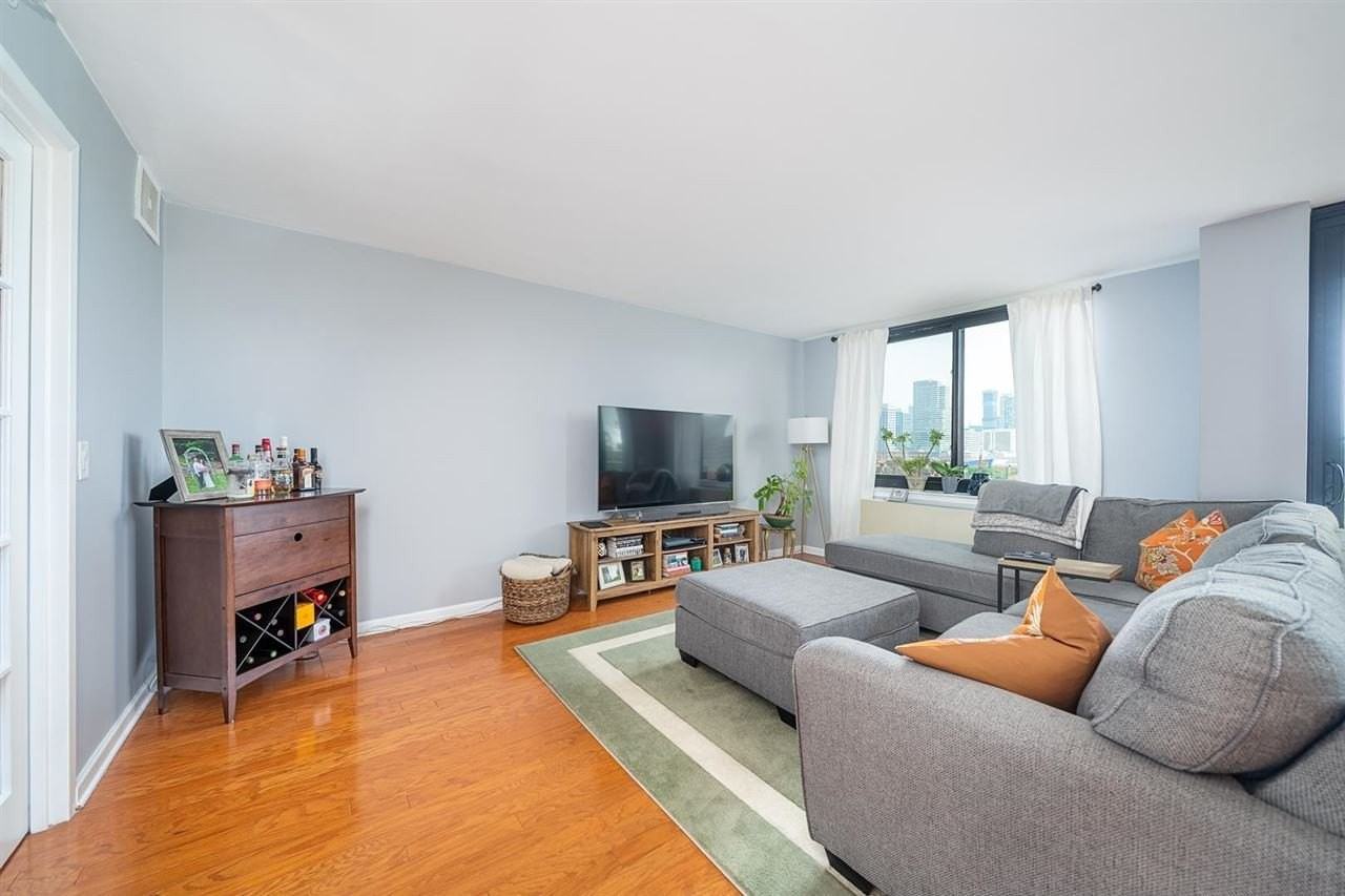 700 Grove St #6M - Photo 3 of 25
