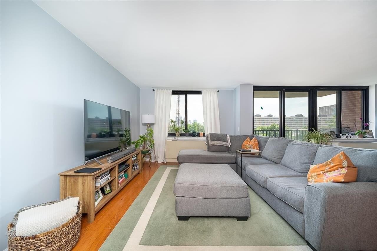 700 Grove St #6M - Photo 4 of 25
