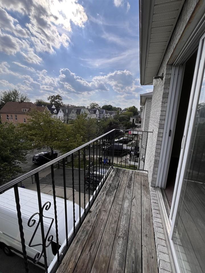 19 Halleck St - Photo 7 of 8