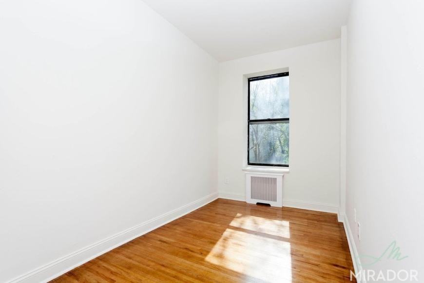 1560 York Ave - Photo 2 of 5
