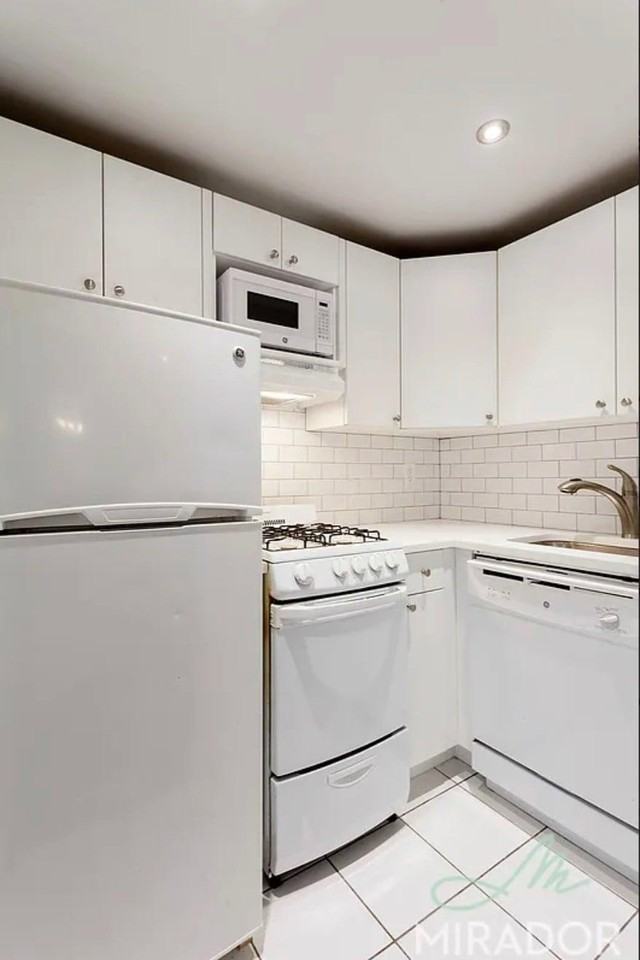 1560 York Ave - Photo 3 of 5