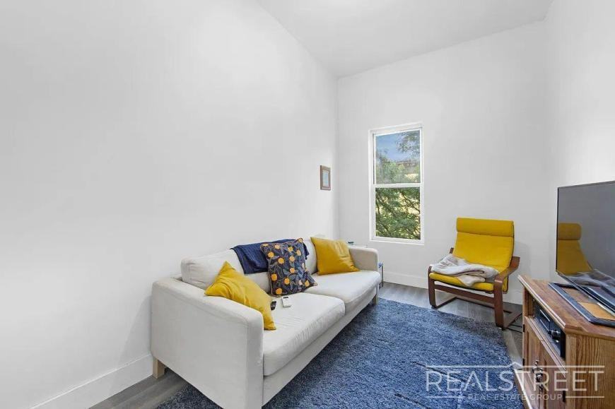 416 Rogers Ave - Photo 4 of 10