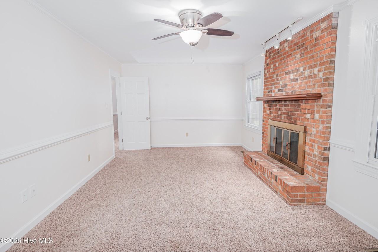 104 Dorchester Ln - Photo 4 of 24