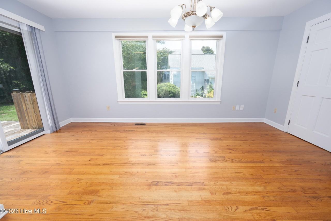 104 Dorchester Ln - Photo 6 of 24