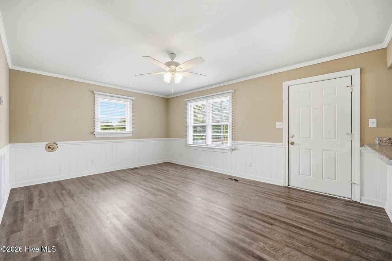 574 Simpson St - Photo 3 of 27
