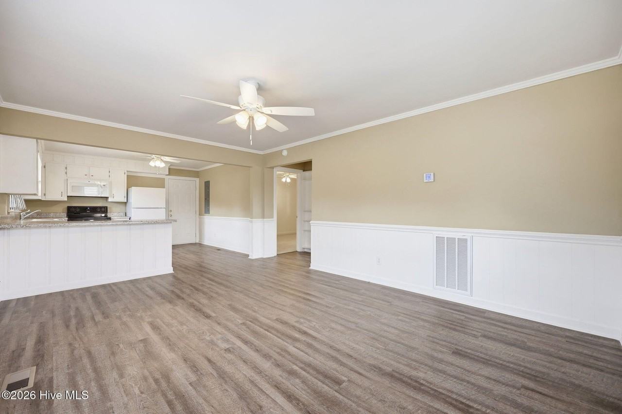 574 Simpson St - Photo 4 of 27