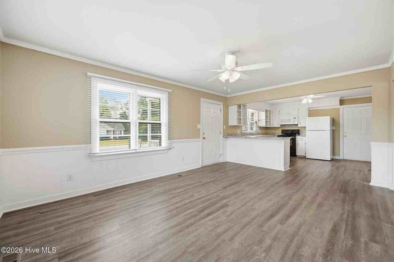 574 Simpson St - Photo 5 of 27