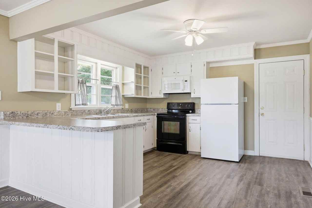 574 Simpson St - Photo 6 of 27