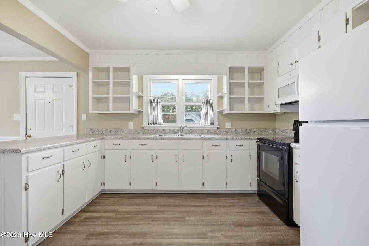 574 Simpson St - Photo 7 of 27