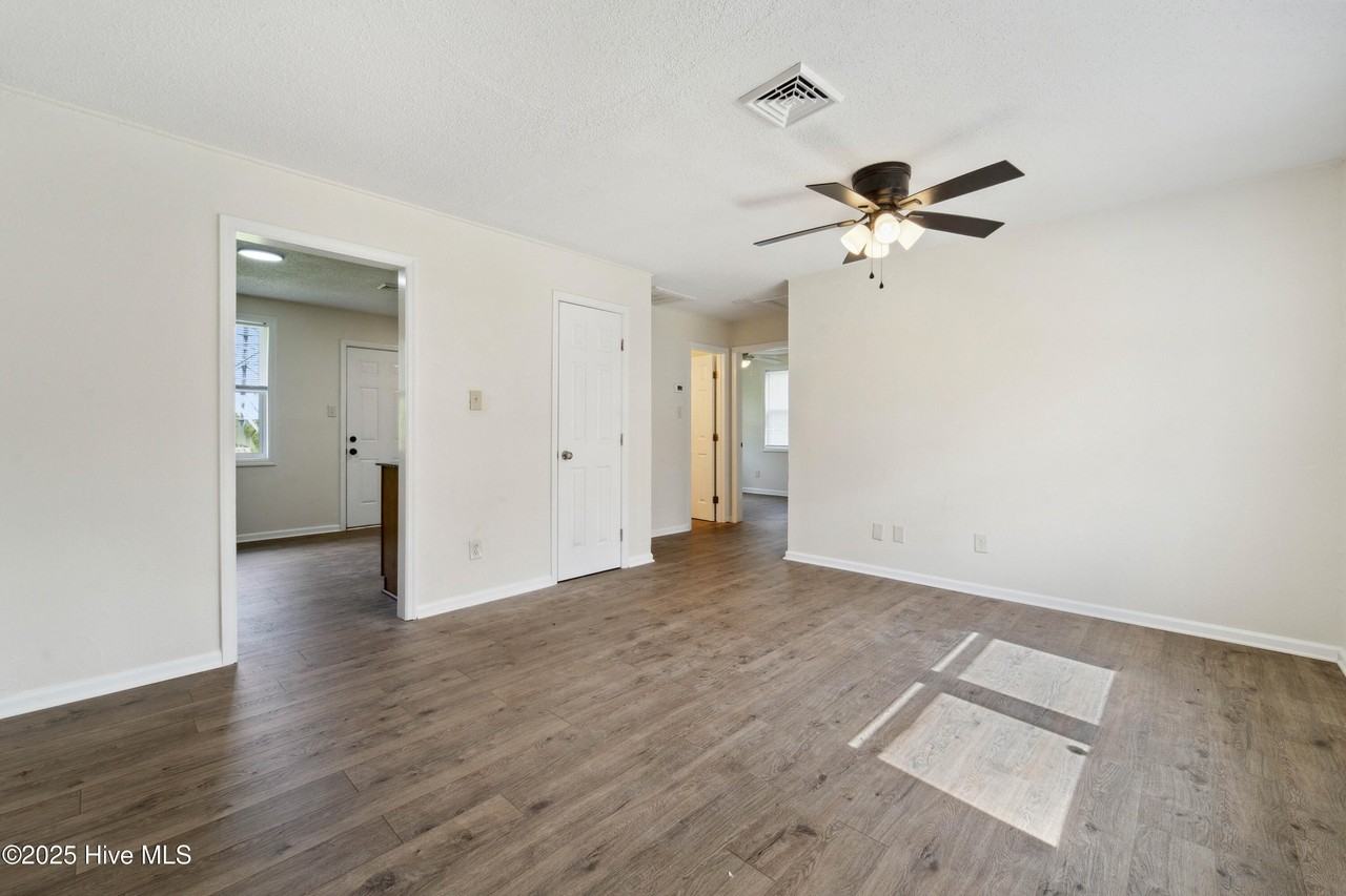 1216 Davis St - Photo 3 of 14