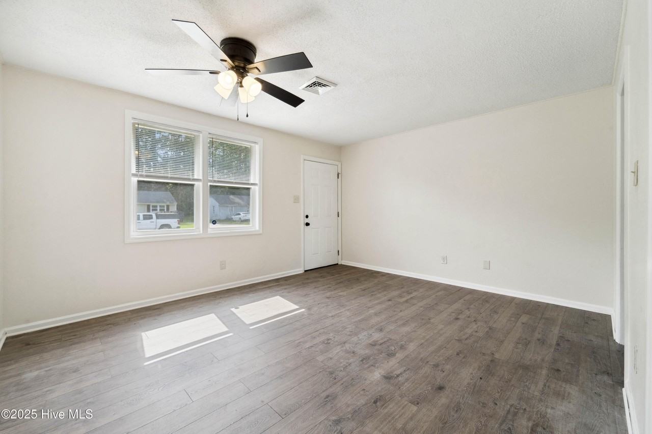 1216 Davis St - Photo 4 of 14