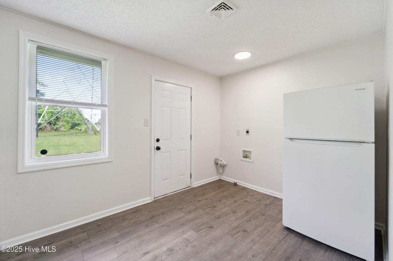 1216 Davis St - Photo 5 of 14