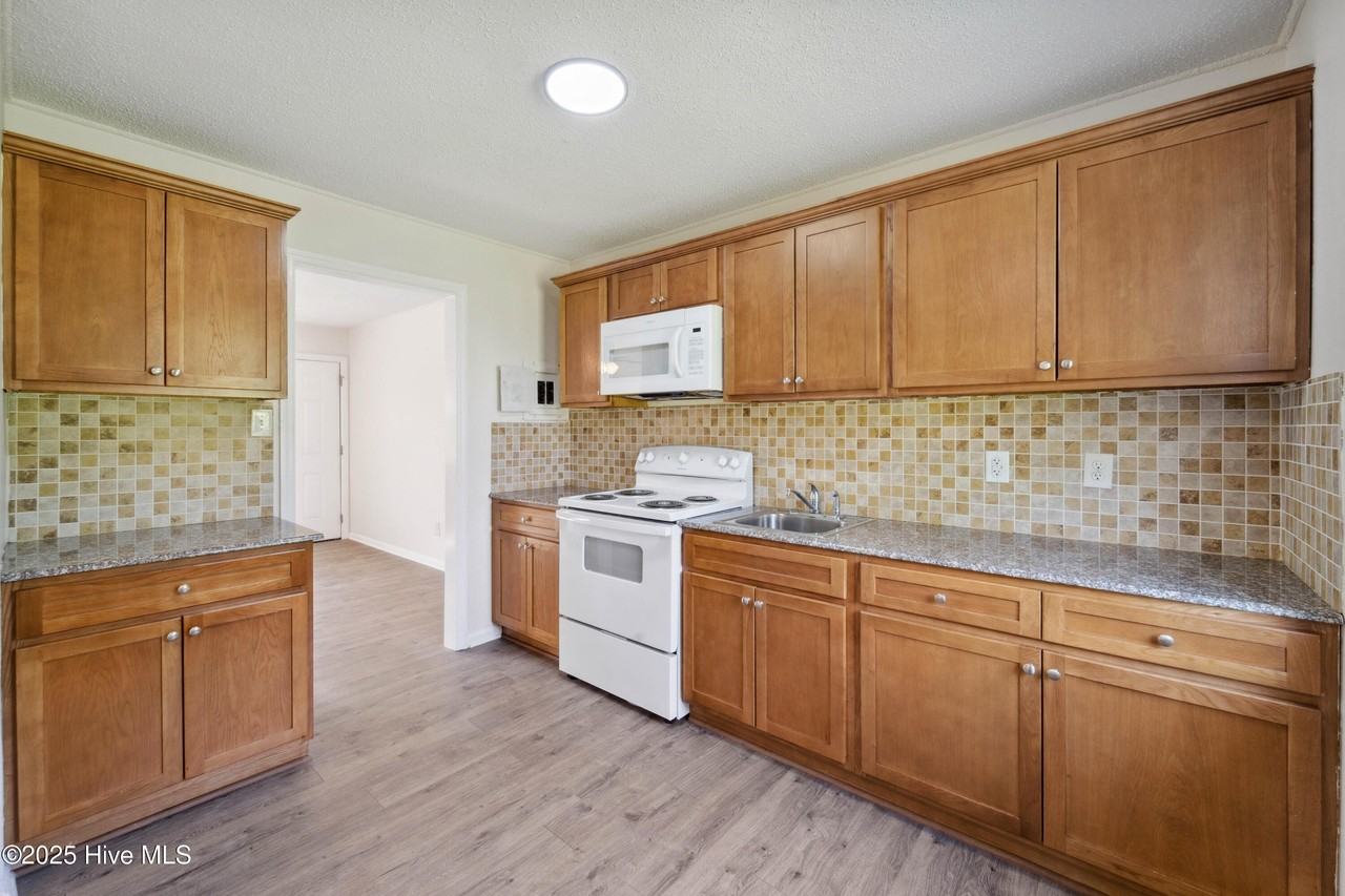 1216 Davis St - Photo 6 of 14
