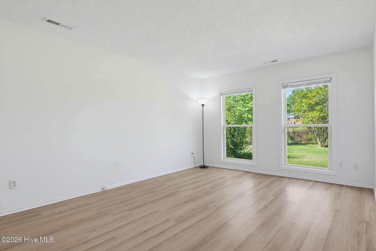 305 W Willowood Ln - Photo 3 of 34