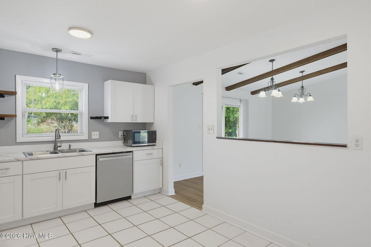 305 W Willowood Ln - Photo 4 of 34