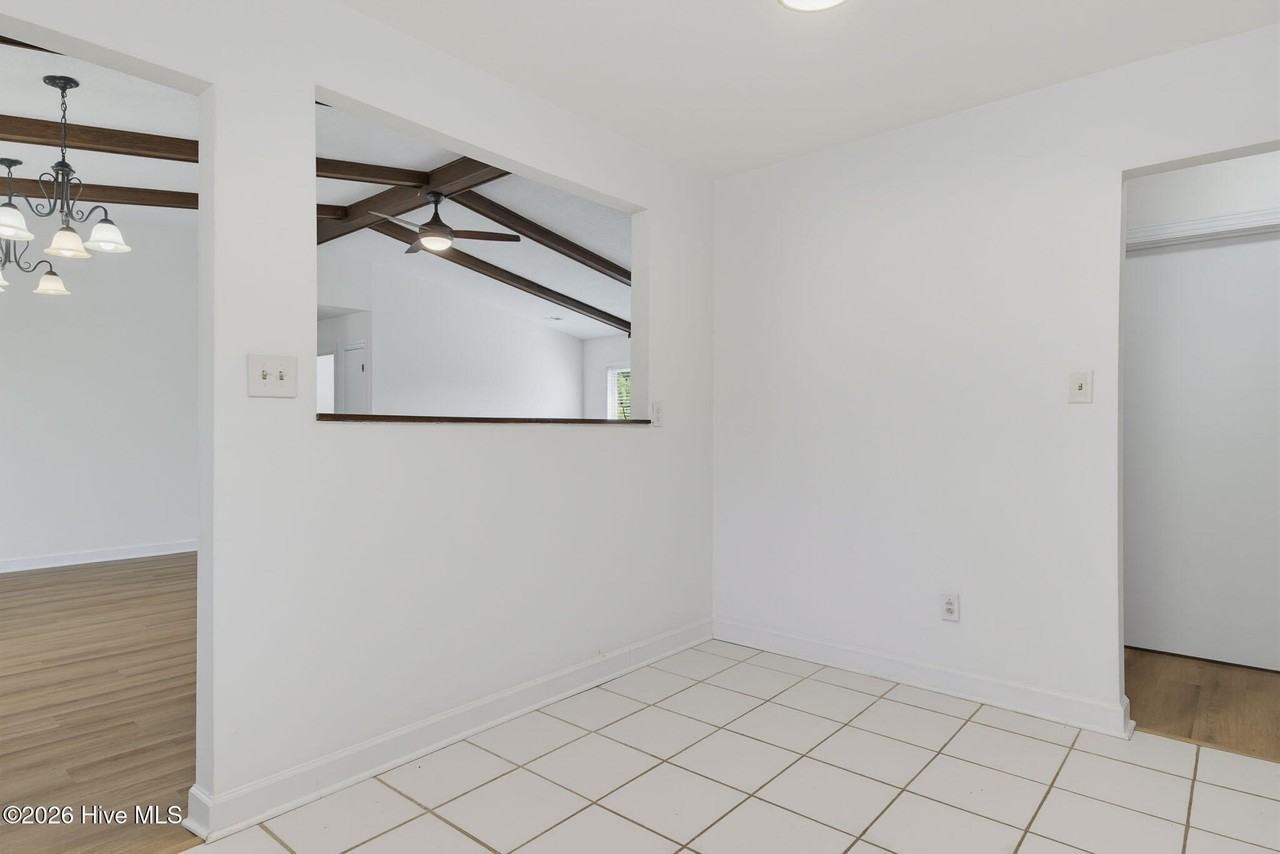 305 W Willowood Ln - Photo 5 of 34