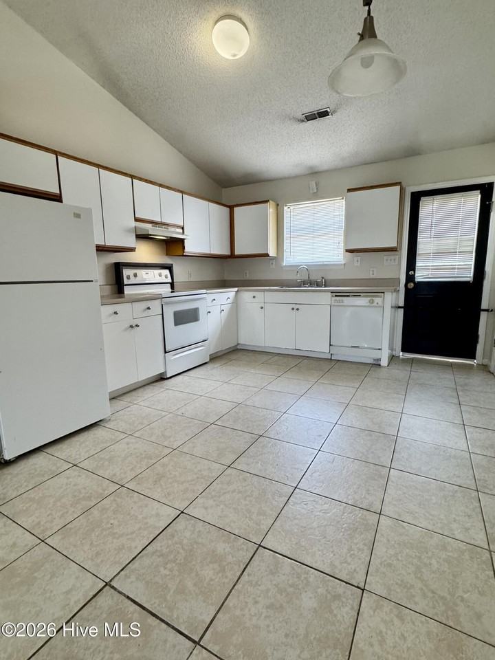 223 Wyndham Cir #B - Photo 2 of 9