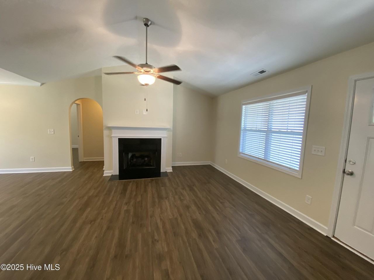 404 Ridgeway Dr - Photo 4 of 23