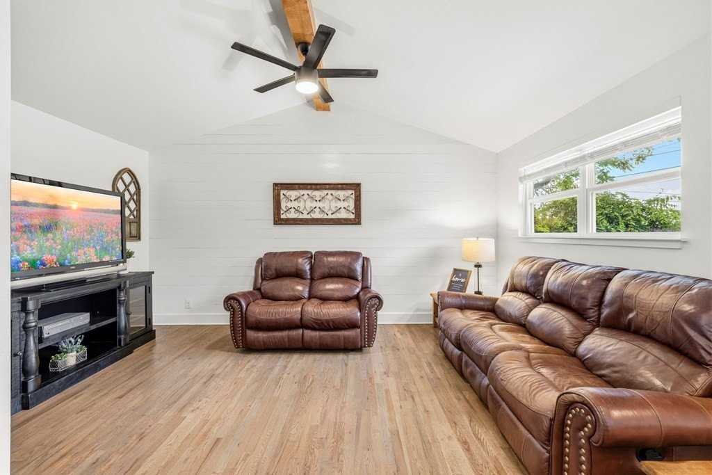 315 Mimosa St - Photo 5 of 18