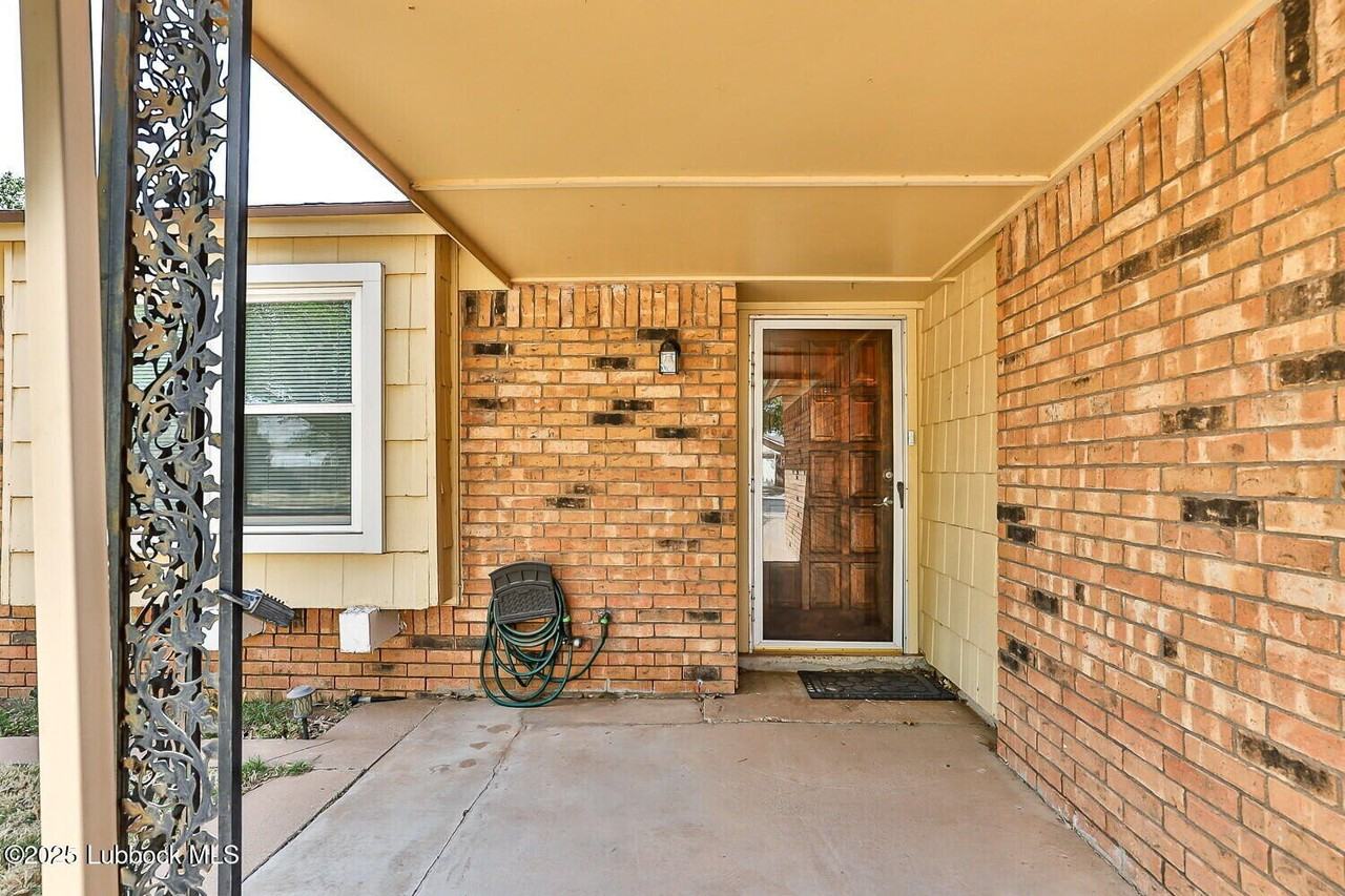 8304 Fremont Ave - Photo 3 of 29