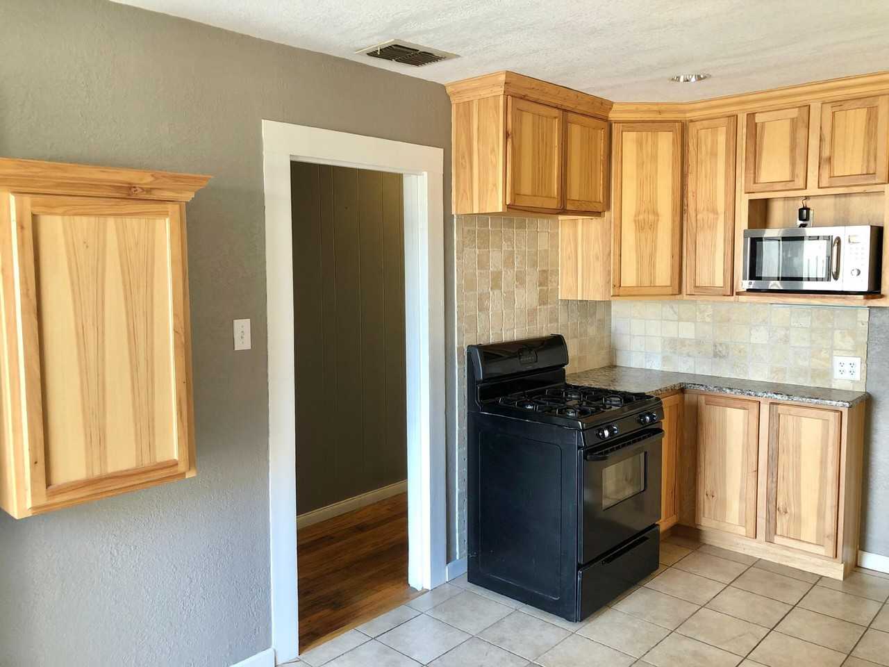 2418 21st St - Photo 5 of 9