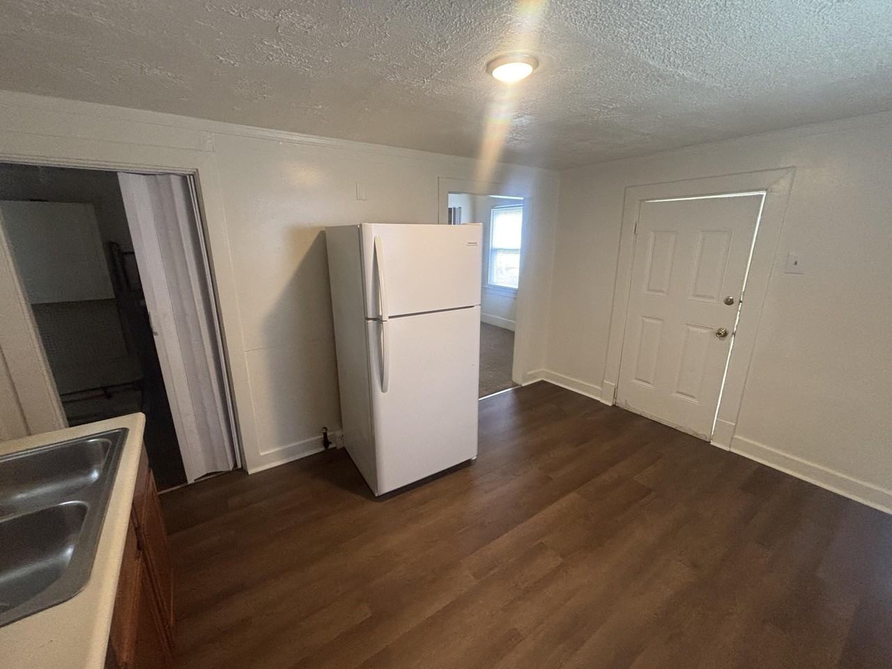 945 Delaware Ave - Photo 5 of 8