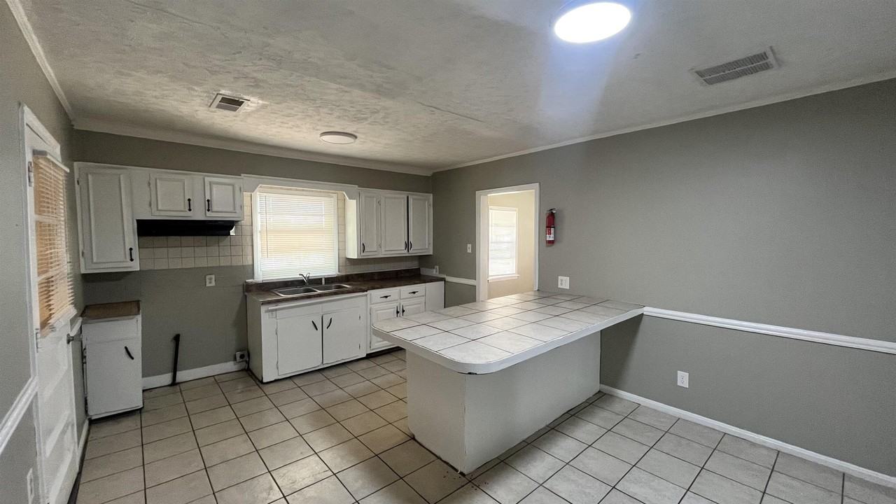 4011 Victor Dr - Photo 7 of 15