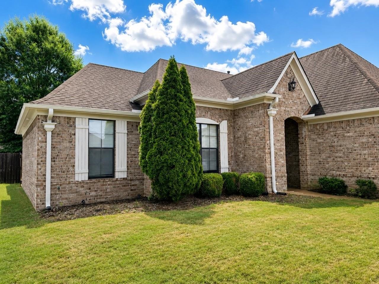 1398 Sawmill Creek Ln - Photo 3 of 20
