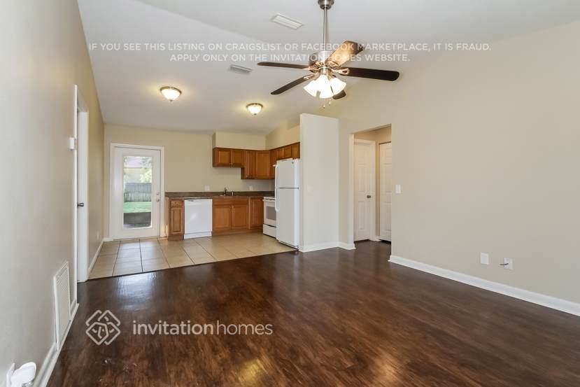1661 New London St - Photo 5 of 26