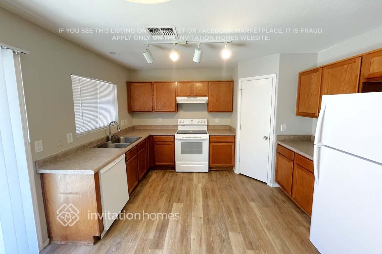 22030 W Solano Dr - Photo 3 of 11