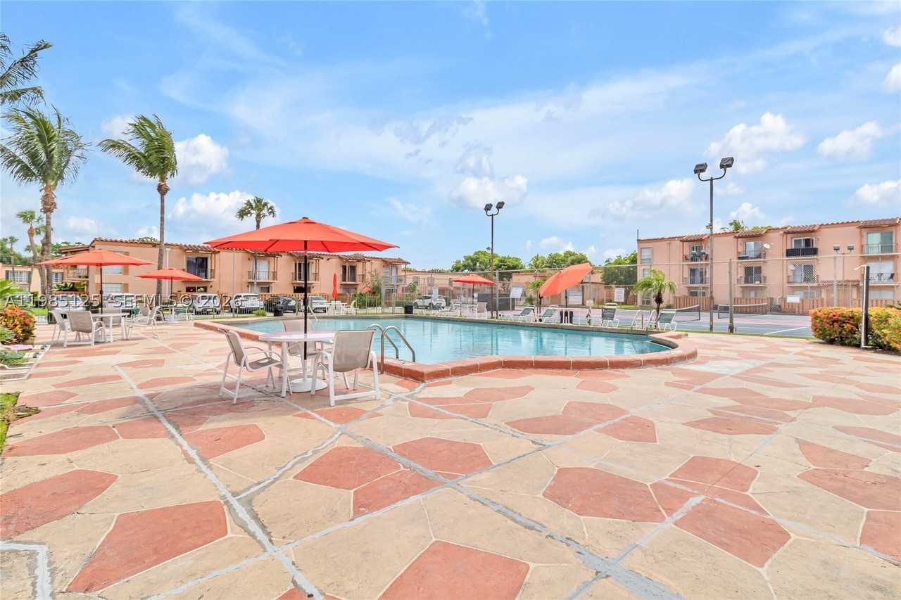 7201 Miami Lakes Dr #B14 - Photo 7 of 30