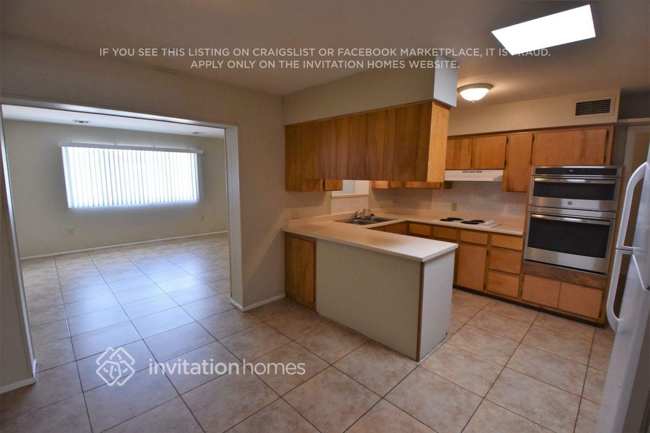 12801 N 112th Ave - Photo 4 of 14