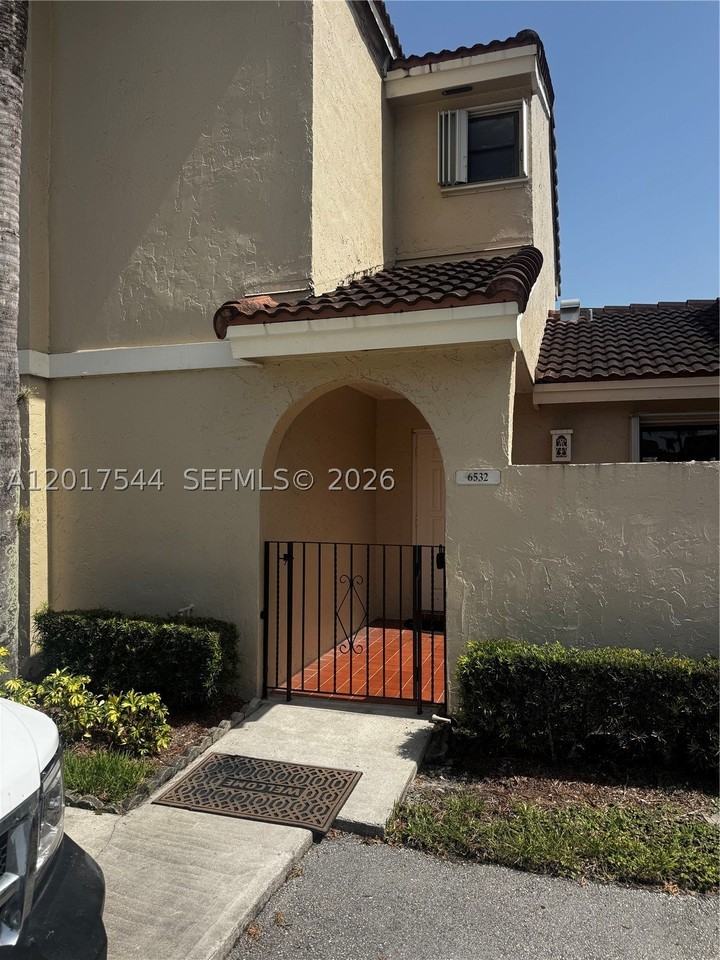 6532 Nw 170th Ter - Photo 4 of 38