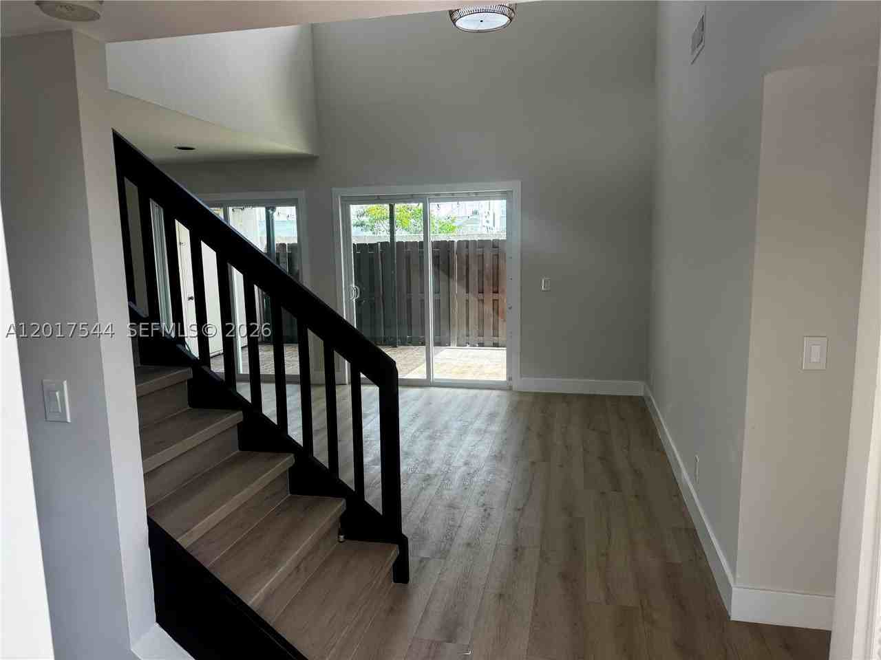 6532 Nw 170th Ter - Photo 6 of 38