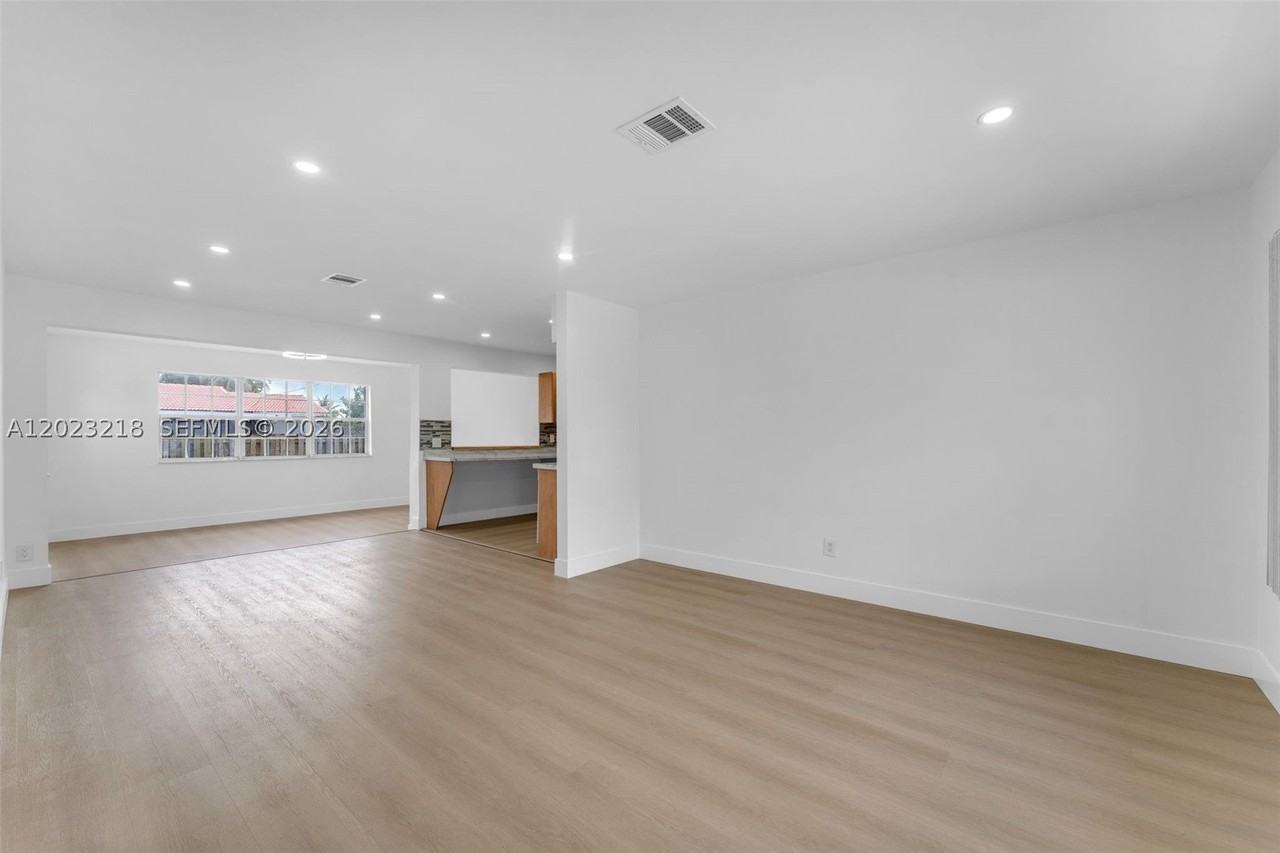 7150 Sw 10th St - Photo 4 of 29