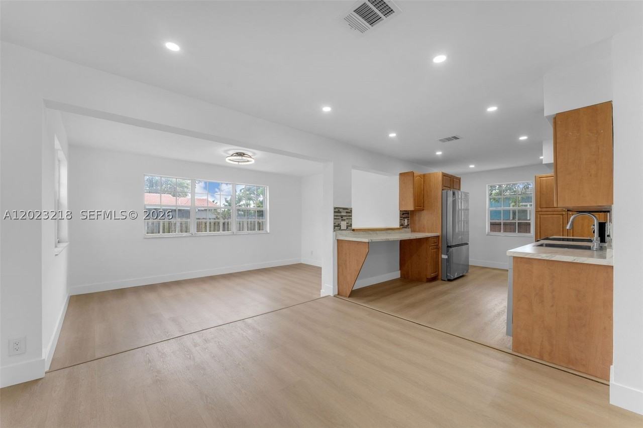 7150 Sw 10th St - Photo 6 of 29