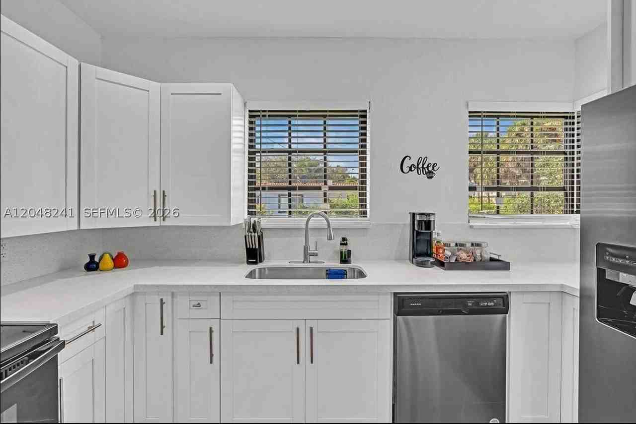 860 Nw 17th Ct - Photo 7 of 32