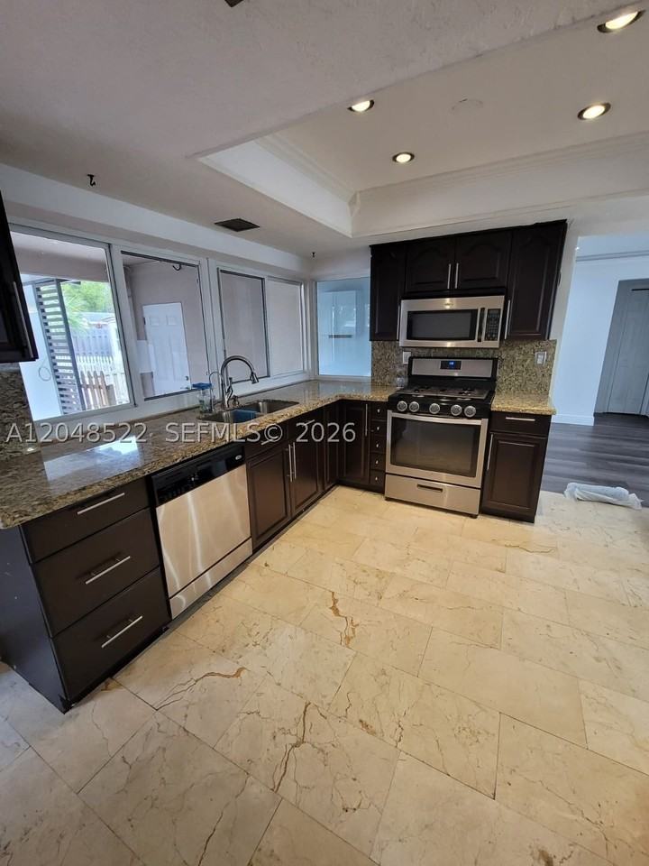 8461 Nw 27th Pl - Photo 5 of 20