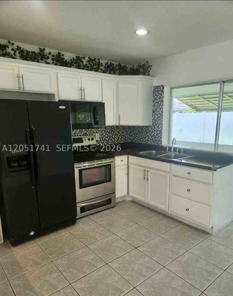 2710 Nw 52nd Pl - Photo 4 of 22