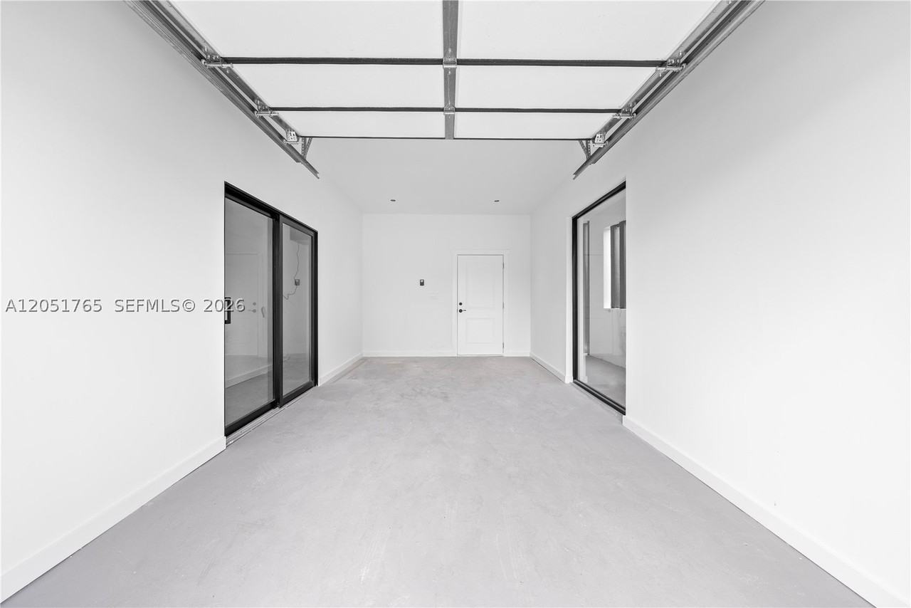 3189 Sw 23rd St #LEFT - Photo 4 of 41