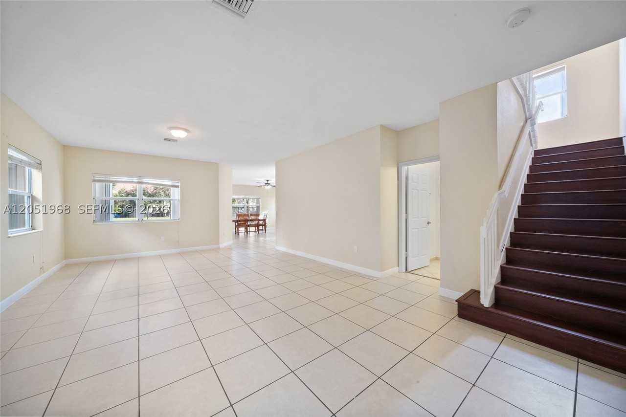 3641 Ne 4th St - Photo 4 of 32
