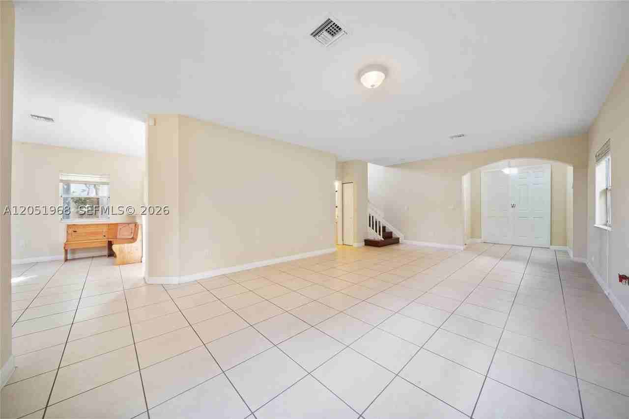 3641 Ne 4th St - Photo 5 of 32