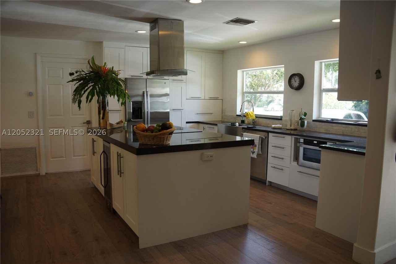 1251 Sw 11th Ter - Photo 7 of 31