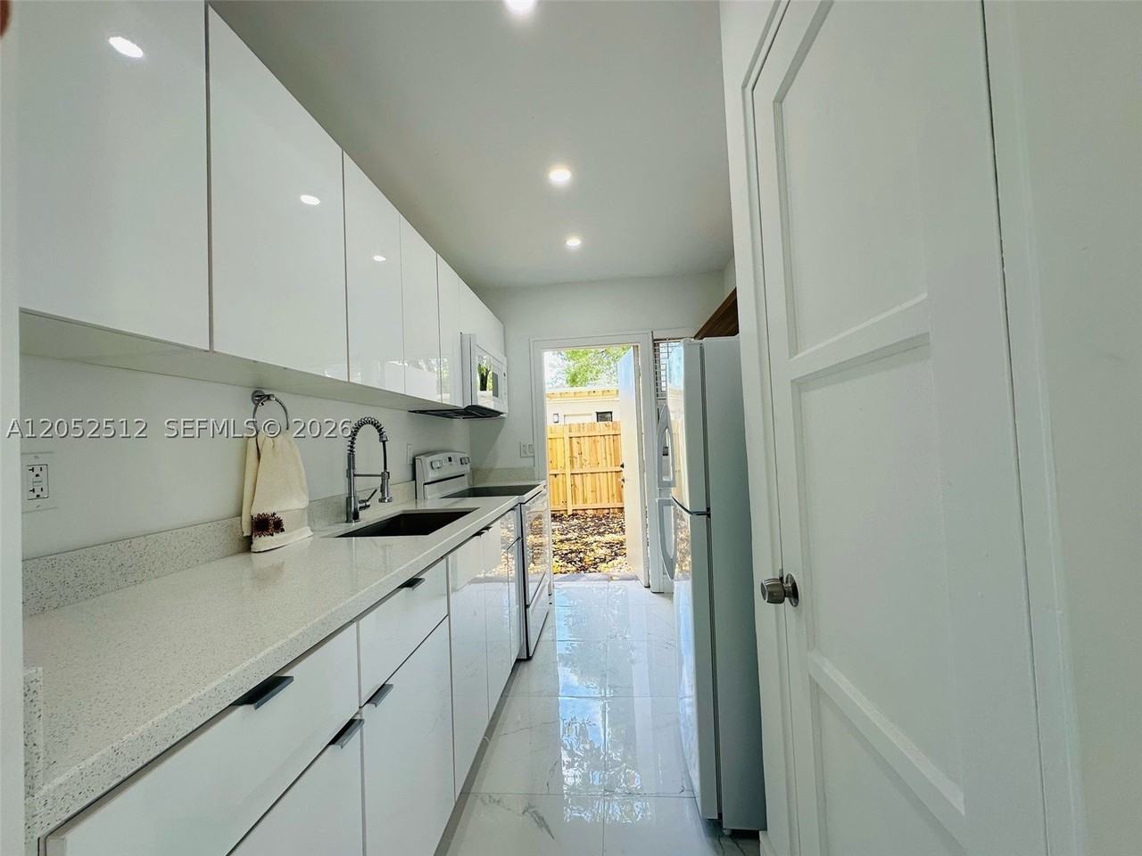 407 Se 14th Ct #1 - Photo 3 of 14