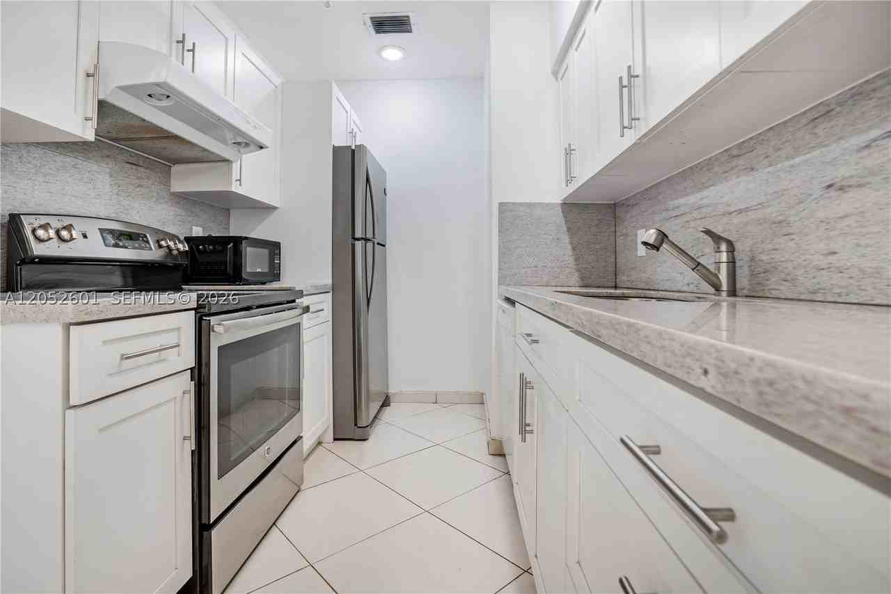 8045 Sw 62nd Ct - Photo 5 of 15
