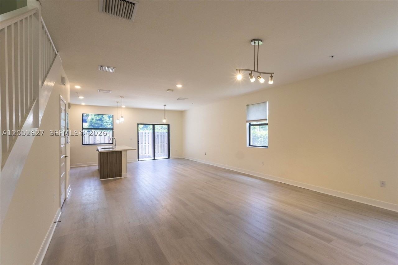 10407 Nw 82nd St #12 - Photo 5 of 50